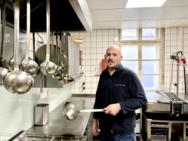 Tobias Aistleitner ist seit zwei Jahren Küchenchef vom Samariter Suppentopf in der Brigittenau.  | Foto: Marlene Graupner/MeinBezirk