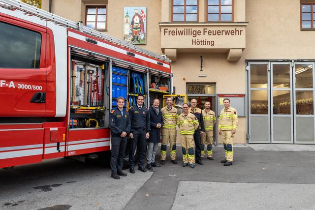 Neues altes Einsatzfahrzeug: Das Tanklöschfahrzeug der 2. Gruppe der Berufsfeuerwehr wurde an die Freiwillige Feuerwehr Hötting übergeben. Im Bild: Bürgermeister Johannes Anzengruber (3. v. l.), Branddirektor Helmut Hager (2. v. l.), Offizier Manuel Schieferle (l.) und Bezirks-Feuerwehrkommandant OBR Gerhard Mayregger (3. v. r.) übergeben ein Tanklöschfahrzeug der Berufsfeuerwehr Innsbruck an die Freiwillige Feuerwehr Hötting. © M. Freinhofer | Foto: M. Freinhofer   