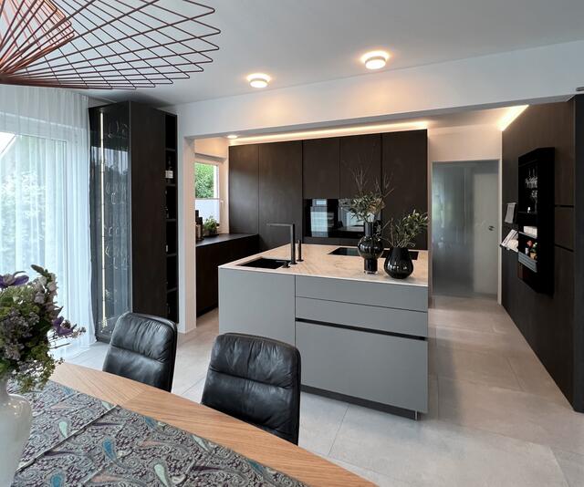 Almhofer Architektur + Wohnen hat den 1. Preis für die schönste Küche in OÖ – Kategorie: modern – gewonnen. | Foto: Almhofer