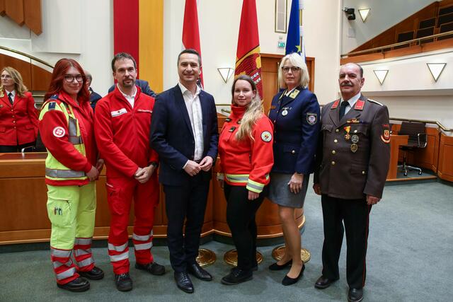 Gruppenbild mit LT-Präsident Robert Hergovich je einem Ehrenamtlichen bzw. einer Ehrenamtlichen der vertretenen Freiwilligenorganisationen | Foto: Landesmedienservice