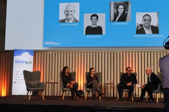 Zum Thema „Wa(h)re Nachricht: Zwischen Fake-News, politischer Unabhängigkeit und wirtschaftlichem Wettbewerb diskutieren der Politikanalyst mit Peter Plaikner (rechts) mit Maria Scholl (Chefredakteurin APA), Astrid Maier (Stellvertretende Chefredakteurin DPA) und Hanspeter Kellermüller (CEO von Keystone-sda).  | Foto: Elisabeth Zangerl 