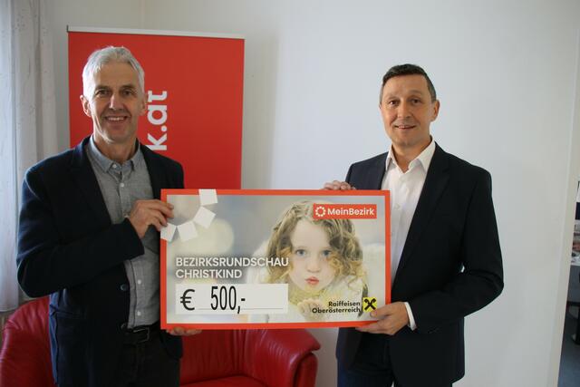Lions-Präsident Stefan Hofer (l.) und Kassier Harald Haselmayr bei der Spendenübergabe in Rohrbach-Berg.