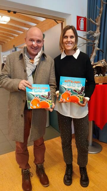 Verleger Elmar Thaler freute sich mit Autorin Nadine Bichler über das gemeinsame Projekt zum Kinderbuch „Wippolinos Reisetagebuch“.  | Foto: Regio Wipptal