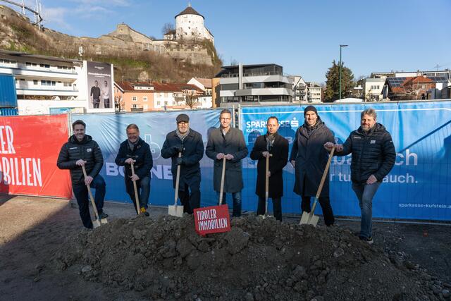 Spatenstich in Kufstein v.l.n.r.: Mario Tribus (Vertriebsleiter Tiroler Immobilien), Bmstr. Hans Feller (Fa. Bodner), Bmstr. Stefan Kaiserer, MBA (GF Tiroler Immobilien), Alfred Thaler (GF Tiroler Immobilien), Andreas Gasteiger (Sparkasse Kufstein), Architekt Michael Felder (A&amp;O Architekten), Martin Sieberer (Bauleiter Tiroler Immobilien).  | Foto: Tiroler Immobilien