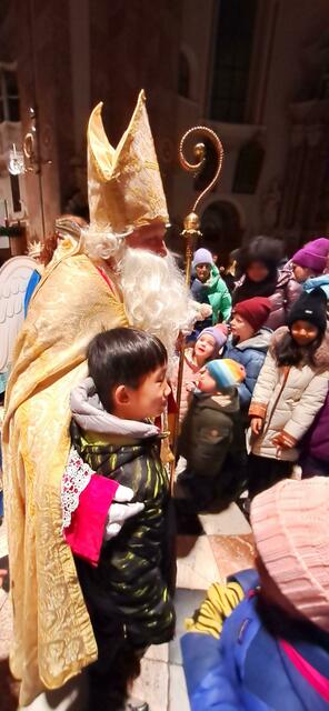 Der Heilige Nikolaus zog von der Pfarrkirche St. Nikolaus zum Dom in die Altstadt.  | Foto: Jugendrotkreuz Tirol|Wolfgang Egger