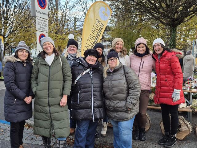 Von links: Die Oberndorfer Frauen von „Basteln für kleine Träume“ am Wochenmarkt: Sandra Nickolai, Cornelia Möseneder, Klaudia Hampel, Manuela Hagmüller, Petra Hauser, Karin Neuburger, Gabriele Papillion, Christine Schröck und Ursula Pöckl. | Foto: Basteln für kleine Träume 