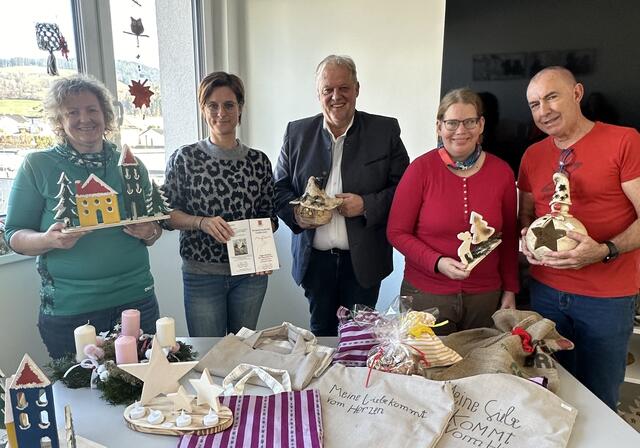 Projektleiterin Isabella Breiml (2.v.l.) konnte mit den Klienten auch Bürgermeister Martin Treffner (Mitte) im PerspektivenRaum begrüßen. | Foto: PerspektivenRaum Feldkirchen
