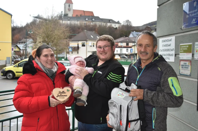 Tamara und Michael Hornisch mit ihrer Tochter und Bürgermeister Franz Singer.  | Foto: GM Kirchberg