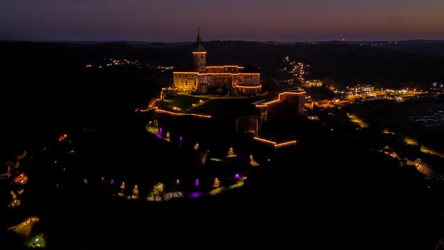 Die neue Winterbeleuchtung Güssing hebt die Architektur der Burg und ihre Konturen auf beeindruckende Weise hervor. | Foto: Martin Pfeiffer