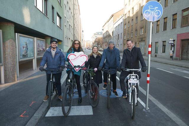 Mobilitätsstadträtin Uli Sima (2.vl) und der Favoritner Bezirkschef Marcus Franz (r.) bei der Befahrung der fertiggestellten Herndlgasse. | Foto: Max Spitzauer/MeinBezirk