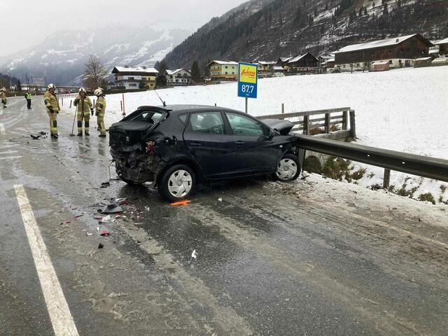 Das Fahrzeug des Pongauers wurde komplett zerstört. | Foto: FF Bad Hofgastein