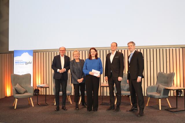 Othmar Karas (erster Vizepräsident des europäischen Parlaments), Hannelore Veit (ehemalige ORF-Korrespondentin in Washington), Eva Weissenberger (WKO) , Mario Holzner (Direktor am Wiener Institut für Internationale Wirtschaftsvergleiche) und Klaus Hofstadler (WKÖ-Wirtschaftsdelegierter, AUSSENWIRTSCHAFT AUSTRIA).   | Foto: Elisabeth Zangerl 