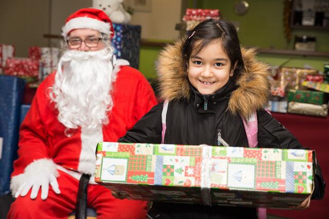 Eindrücke von der Verteilaktion im Vorjahr: Kinder in Rudolfsheim-Fünfhaus freuen sich über ihre Weihnachtsgeschenke. (Symbolbild)  | Foto: Samariterbund/Christoph Lipinsky