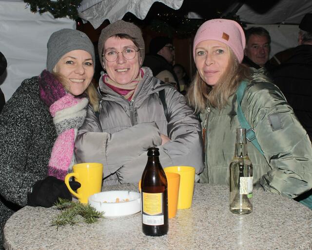 Trotz Regen am Eröffnungstag war die Stimmung großartig am Adventmarkt in Gmünd.  | Foto: Walter Kellner