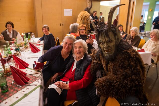 Auch der Krampus stattete den Senioren einen Besuch ab.  | Foto: Gemeinde Krumpendorf