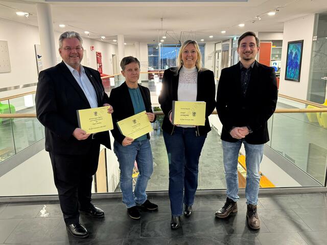 Finanzreferent Vizebürgermeister Harald Kronsteiner, Abteilungsleiterin Andrea Thieme, Bürgermeisterin Sabine Naderer-Jelinek und Teamleiter Johannes Gierlinger.
 | Foto: Stadt Leonding
