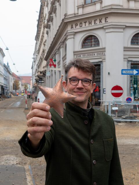Zur Präsentation der "Bildungsgrätzel"-Initiative enthüllte Neos-Frontmann Philipp Pointner symbolisch einen leuchtenden pinken Stern vor der Baustelle in der Belgiergasse: "Dieser steht für Hoffnung, Veränderung und Aufbruch." | Foto: Neos