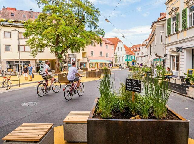 Die Begegnungszone südlich des Lendplatzes zeichnet sich durch die gelbe Straßenbemalung aus. | Foto: Stadt Graz/Gostentschnigg
