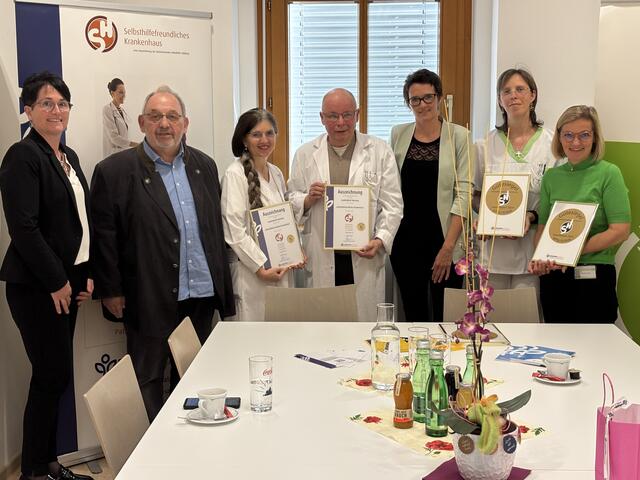 Von links: Christina Mußbacher (Selbsthilfe Salzburg – Innergebirg), Hans-Rainer Offenhuber (Obmann Dachverband Selbsthilfe Salzburg), Erna Gappmayer-Löcker (Selbsthilfe-Beauftragte Landesklinik Tamsweg), Gregor Labus (Ärztlicher Direktor), Monika Seidl (Geschäftsführerin Dachverband Selbsthilfe Salzburg), Martina Moser (Pflegedirektorin), Andrea Schindler-Perner (Wirtschaftsdirektorin). | Foto: SALK