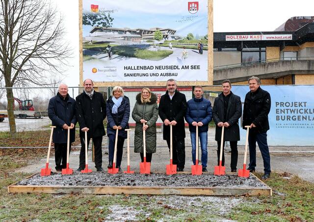 Spatenstich für das Hallenbad in Neusiedl am See: (v.l.) Hans Christian Gettinger (Obmann Schwimmunion Neusiedl See), Vizebürgermeister Stefan Wögerer (Neusiedl am See), Bürgermeisterin Elisabeth Böhm (Neusiedl am See), Landesrätin Daniela Winkler, Landesrat Heinrich Dorner, Thomas Rosner (PEB - Projektentwicklung Burgenland, technischer Leiter9, Anton Beretzki (Geschäftsführer der Sport Burgenland GmbH), Werner Cerutti (Tourismusexperte) | Foto: Landesmedienservice