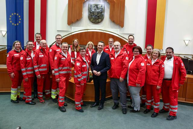 Gruppenbild mit dem Roten Kreuz | Foto: Landesmedienservice