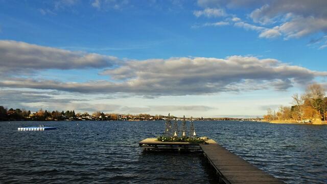 Es lohnt sich, die Anreise etwas früher einzuplanen und einen abendlichen Spaziergang am Seeufer zu machen. ... | Foto: © Silvia Plischek