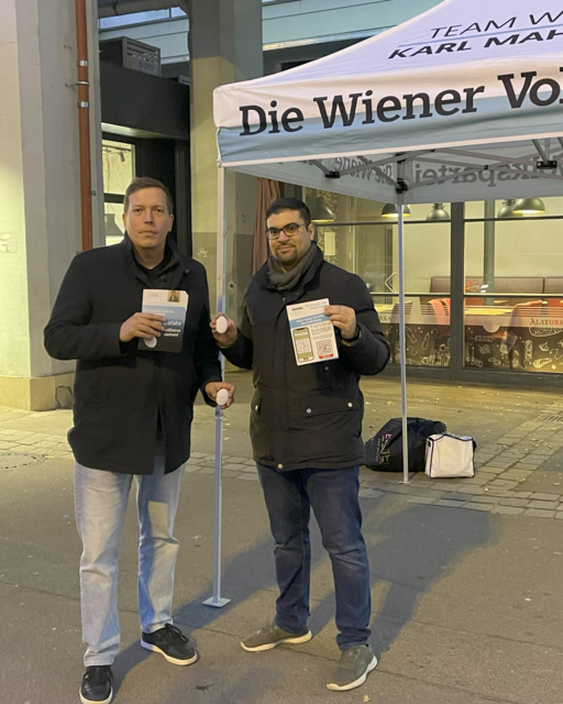 Bezirksvorsteher-Stellvertreter Patrick Gasselich und Bezirksrat Georg Akgül (beide ÖVP, v.l.) verteilen Sicherheitsalarme.  | Foto: ÖVP Liesing