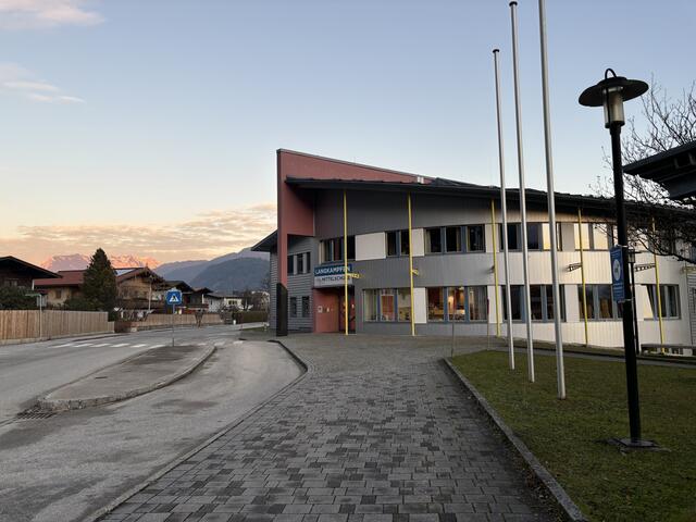 Angrenzend an die Mittelschule Langkampfen plant die Gemeinde ein großes Projekt, in dem Bildung und Altenbetreuung vereint sind. | Foto: Barbara Fluckinger