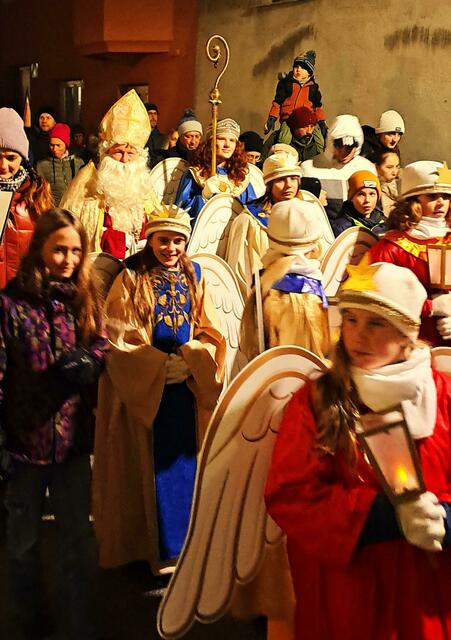 Der „heilige Mann" wurde von einer Schar Engel begleitet.   | Foto: Jugendrotkreuz Tirol|Wolfgang Egger