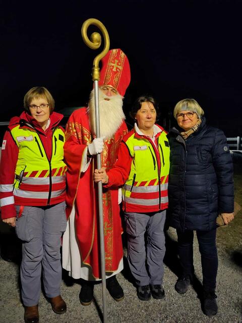 Der Nikolaus mit Maria, Petra und Birgit Fingerlos (v. li) | Foto: Rotes Kreuz Salzburg - Lungau