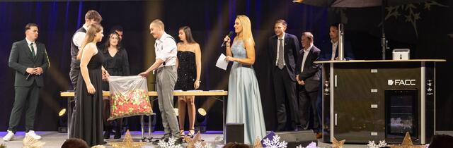 Im Rahmen der Weihnachtsfeier-Tombola nahm das Future Team der FACC 14.610 € ein, die nun an hilfsbedürftige Familien in der Region und karitative Einrichtungen gespendet werden.
 | Foto: FACC/Rambossek