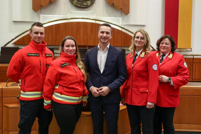Gruppenbild mit der Rettungshundebrigade | Foto: Landesmedienservice