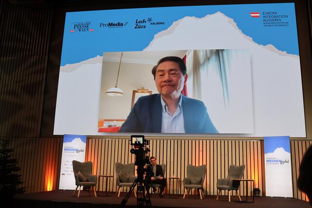 Henry Huiyao Wang (Founder &amp; President of Center for China and Globalization, Former Counselor to China State Council/zugeschaltet) wurde in einer weiteren Diskussionsrunde live zugeschaltet wurde.  | Foto: Elisabeth Zangerl 