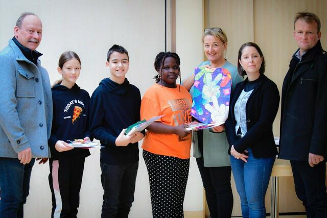 Vlnr.: Christoph Krahbichler (Lions Clubbeauftragter), Isabelle Maier (zweiter Platz, Klasse 3S), Temel Dschulnigg (erster Platz, Klasse 2C), Awa Fatty (dritter Platz, Klasse 2A), Fachlehrerin Eva Mitterlechner, Marion Herzog (stellvertretende Schulleiterin) und Siegfried Deutinger (Präsident der Lions Saalfelden).   | Foto: Lionsclub Saalfelden