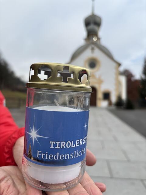 Auch das Friedenslicht kann sich jeder bei der Veranstaltung am Birkenberg abholen.