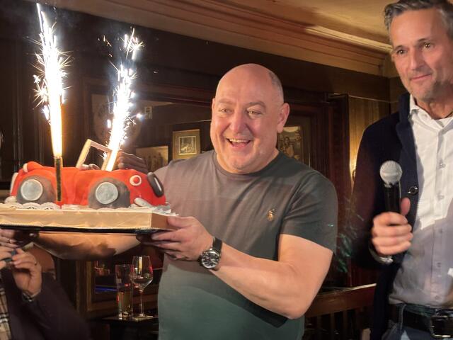 Rudi Roubinek feierte seinen 55. Geburtstag mit einer besonderen Oldtimertorte. | Foto: Marlene Trenker