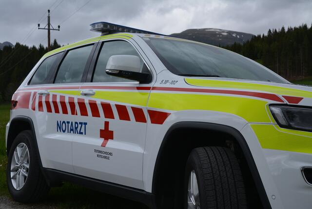 Nach einem Fahrzeugabsturz in Ramingstein sind Einsatzkräfte des Roten Kreuzes Salzburg derzeit vor Ort im Einsatz. | Foto: RegionalMedien Salzburg