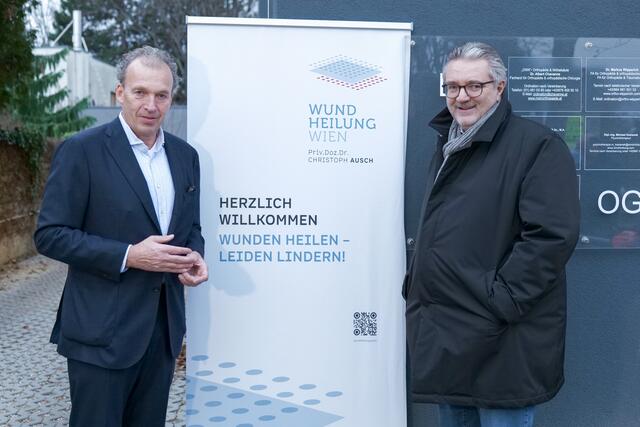 Facharzt Christoph Ausch mit Stadtrat Peter Hacker (SPÖ, r.) bei der Eröffnung der neuen Ordination für Wundheilung.  | Foto: Max Spitzauer/MeinBezirk