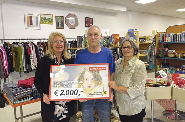 Susanne Traxler, Standortleiterin von MeinBezirk Wels &amp; Wels-Land nimmt den großzügigen Spendenscheck von Josef und Elfriede Meisel entgegen. | Foto: Lichtblick durch Team Josef