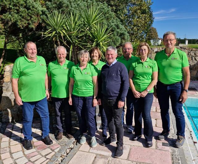 Bürgermeister Erwin Diermayr mit dem Kegelteam des Seniorenbundes. | Foto: Seniorenbund Tumeltsham