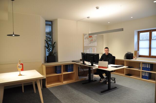 Amtsleiter Benjamin Köll in seinem neuen, hellen Büro | Foto: Christian Parth