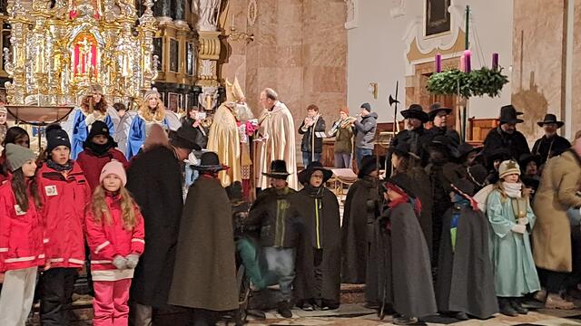 Im Dom wurde der Nikolaus und die zahlreihne Festgäste von Domprobst Jakob Bürgler empfangen.  | Foto: Meinbezirk/Martina Obertimpfler 