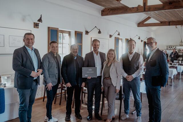 Feierliche Präsentation der neuen Stube: Bürgermeister Stefan Laimer, Tourismus-Geschäftsführer Richard Senninger, Museumskurator Eduard Nicka, Reduce-Geschäftsführer Andreas Leitner, Alexandra Klucsarits (Reduce Marketingleiterin), F&amp;B Manager Markus Leitgeb und Peter Werinos (Geschäftsführer von Laforma Werinos) | Foto: Reduce Gesundheitsresort