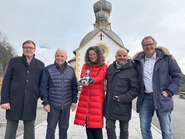 Freuen sich auf viele Besucher und Spenden (v.l.): Alt-LH Günther Platter ("Netzwerk Tirol hilft"-Gründer), KR Arthur Thöni (Initiator Tiroler Sternenhimmel), Margit und Toni Knittel (Bluatschink) und Moderator Hubert Trenkwalder (Die Trenkwalder).
