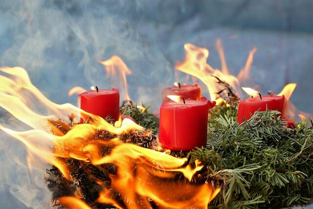 Einen brennenden Adventkranz braucht keiner. Darum gilt es, ein paar Vorsichtsmaßnahmen zu treffen.  | Foto: Foto: LFV/Franz Fink