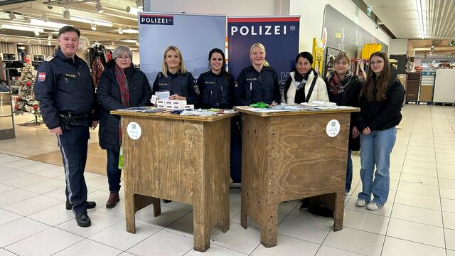 Bei der Aktion in Micheldorf wurden Infomaterialien sowie Taschenalarmgeräte an Frauen und Mädchen verteilt. Das Angebot wurde sehr gut angenommen. | Foto: BPK Kirchdorf