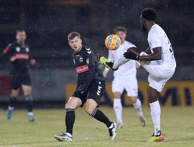 Admira-Stürmer Deni Alar (hier gegen KSV-Spieler Olivier N'Zi) erzielte zwei Tore. | Foto: GEPA pictures/Hans Oberländer