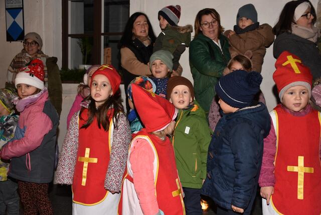 „Musikalische Adventkalender“ vor dem Greiner Stadttheater. Am Freitag, 6. Dezember, Nikolaustag, war der Caritas-Kindergarten Grein zu Gast.  | Foto: Robert Zinterhof