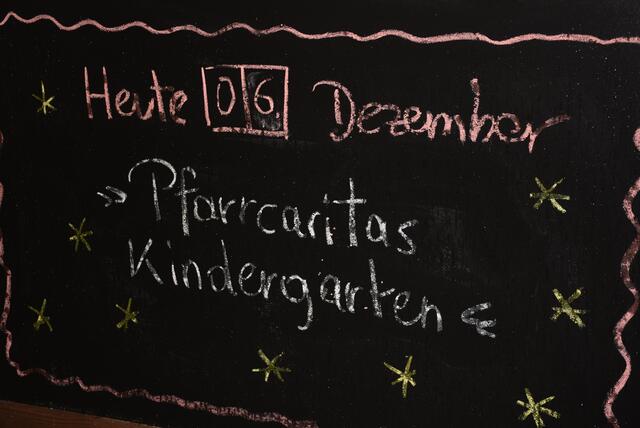 „Musikalische Adventkalender“ vor dem Greiner Stadttheater. Am Freitag, 6. Dezember, Nikolaustag, war der Caritas-Kindergarten Grein zu Gast.  | Foto: Robert Zinterhof