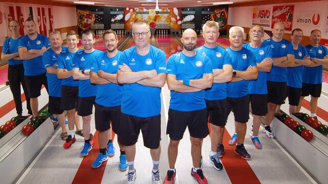 KSK Klagenfurt-Magdalensberg
von links: Günter Wiederin, Patrick Geier, Günter Snieder sen., Rafael Waldhauser, Martin Oberrauner, Sportkapitän Daniel Waldhauser, Obmann Werner Rössler, Roman Leitner, Walter Gruber, Adolf Pichler, Ilija Lamesic, Andrej Lahovec, Günter Snieder jun. und Dominik Konec.